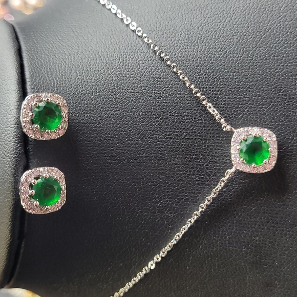Gold-Plated White Cubic Zirconia Studded Antique Necklace Set